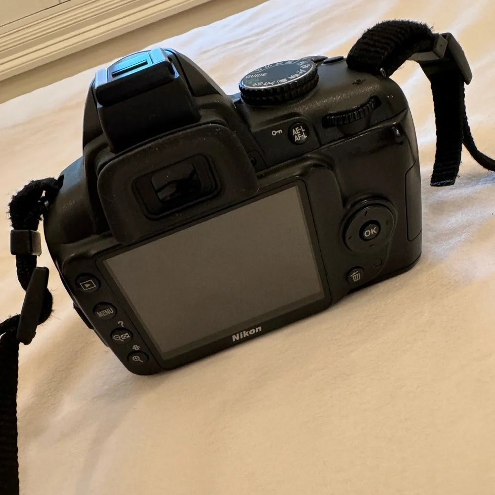 Nikon D3000 AF-S DX Digital VR Camera with 3 zoom lenses